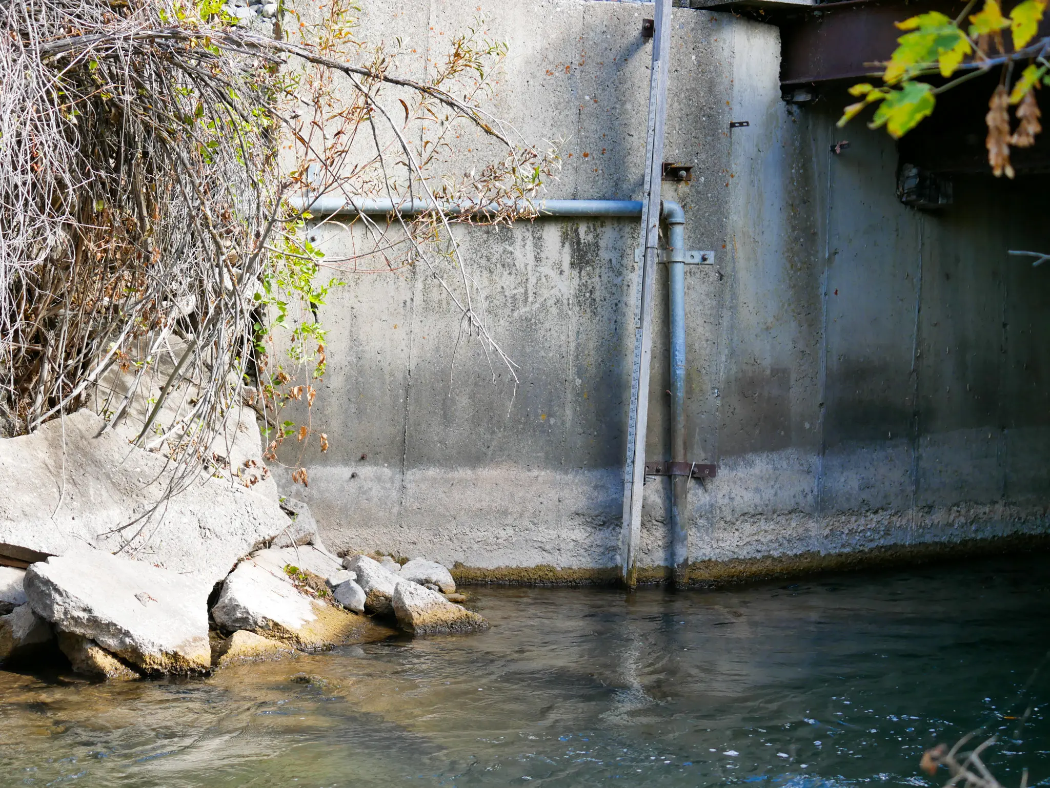 Stilling well pipe with measurement