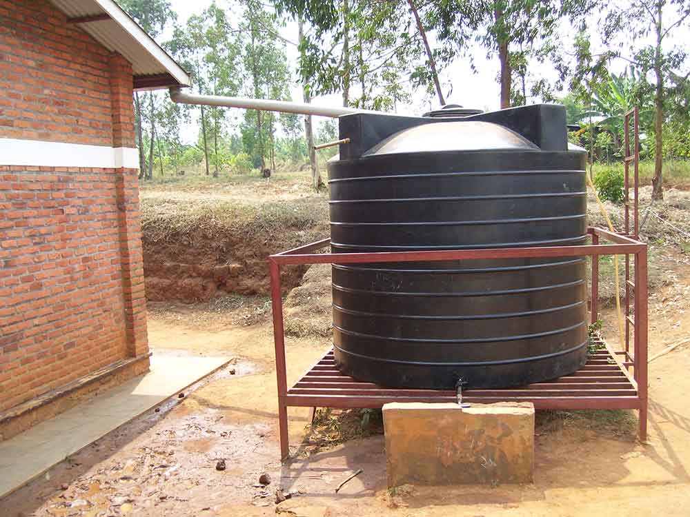 Capturing rainwater in a collection tank